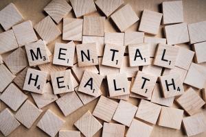 Holzscrabble bildet die Worte mental health