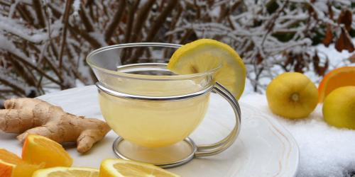 Glastasse mit heißer Zitrone und Ingwer