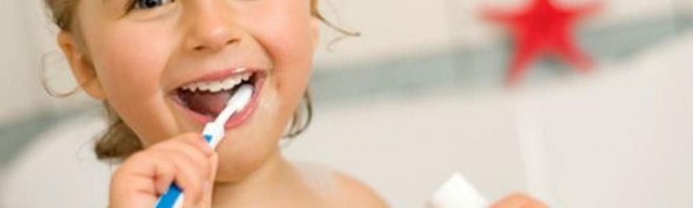 kleines Mädchen beim Zähneputzen