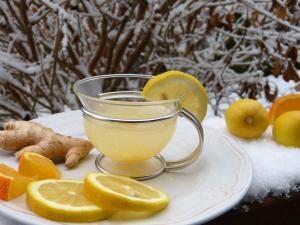 Glastasse mit heißer Zitrone und Ingwer