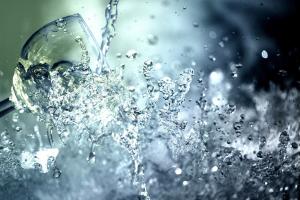Wasserglas mit einlaufendem Wasser