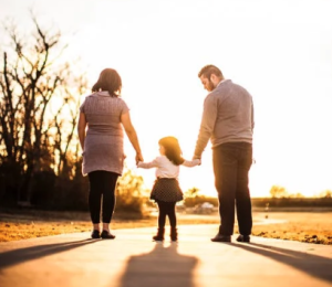 Eine Familie von der Sonne beschienen