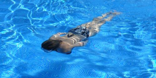 schwimmende Frau